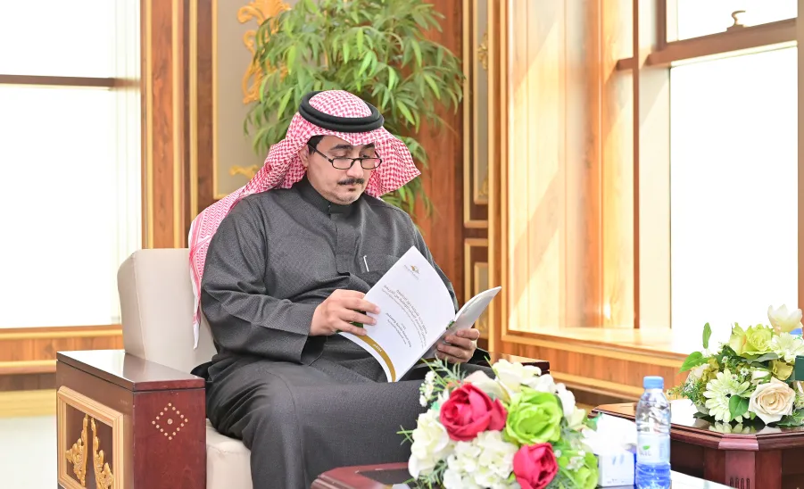 MU RECTOR REVIEWS AN ENVIRONMENTAL DESIGN PROPOSAL
 -  رئيس الجامعة يطلع على مشروع التصميم البيئي