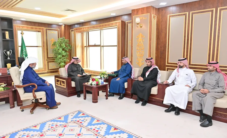 MU RECTOR REVIEWS AN ENVIRONMENTAL DESIGN PROPOSAL  - جامعة المجمعة 