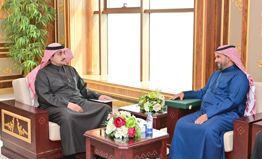 MU RECTOR REVIEWS AN ENVIRONMENTAL DESIGN PROPOSAL  - جامعة المجمعة 