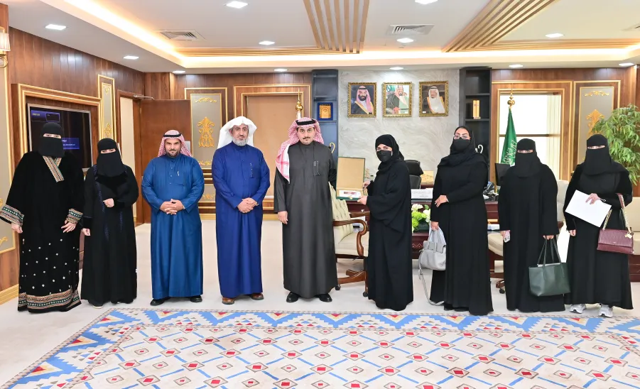 MU rector reviews a study on craftsmanship   -  جامعة المجمعة 