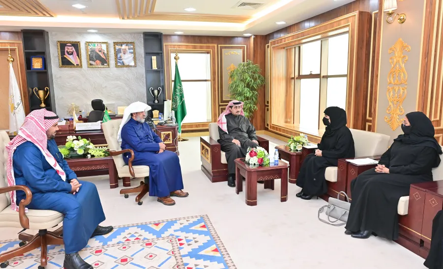 MU rector reviews a study on craftsmanship   -  جامعة المجمعة 