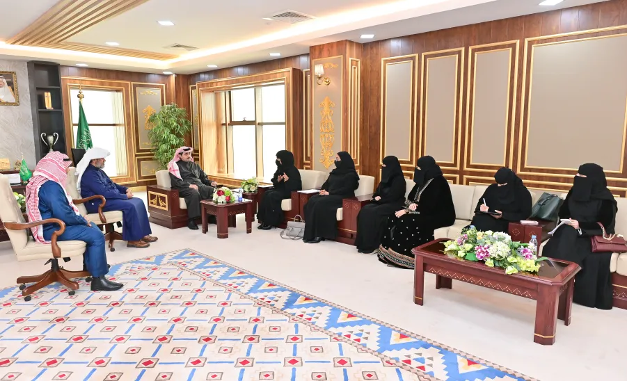 MU rector reviews a study on craftsmanship   -  جامعة المجمعة 