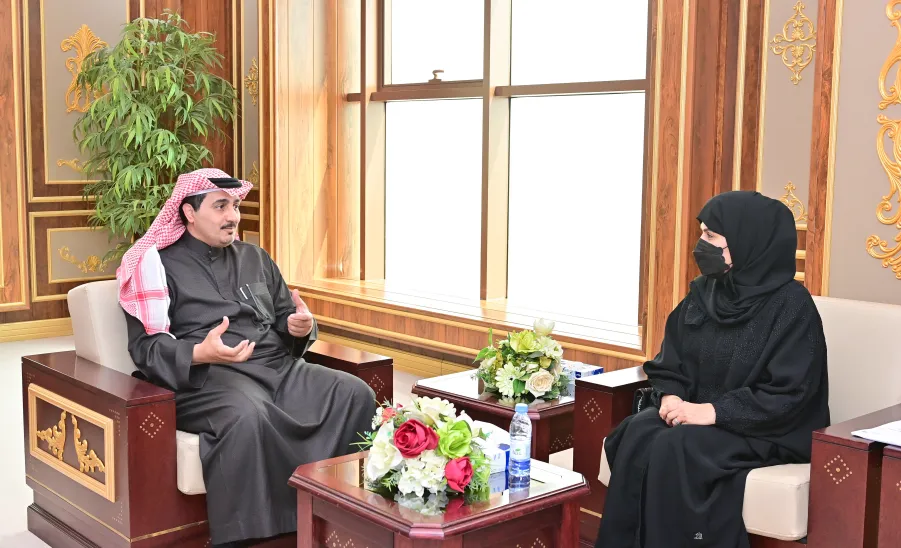 MU rector reviews a study on craftsmanship   -  جامعة المجمعة 