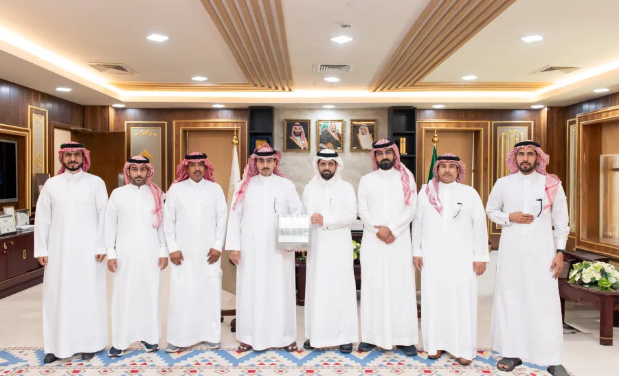 رئيس الجامعة يستلم إنجازات الإدارة العامة للمشروعات والتشغيل والصيانة - زيارة