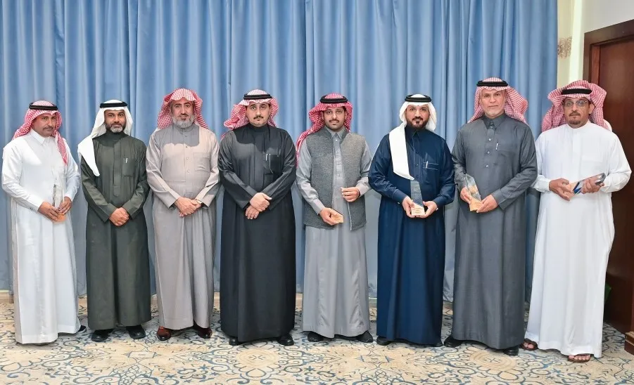 رئيس الجامعة يكرم مركز الاتصالات الإدارية للمشاركة في مؤتمر (الجامعات و أهداف التنمية المستدامة 2030 ) - .