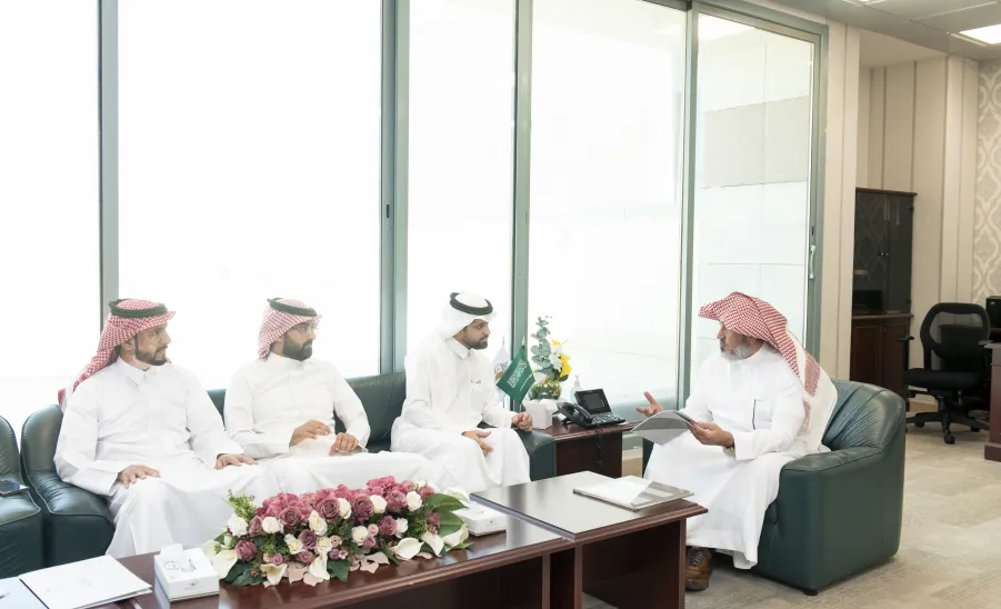 وكيل الجامعة للتنمية والاستثمار يتسلم تقرير بإنجازات الإدارة العامة للمشروعات والتشغيل والصيانة - زيارة