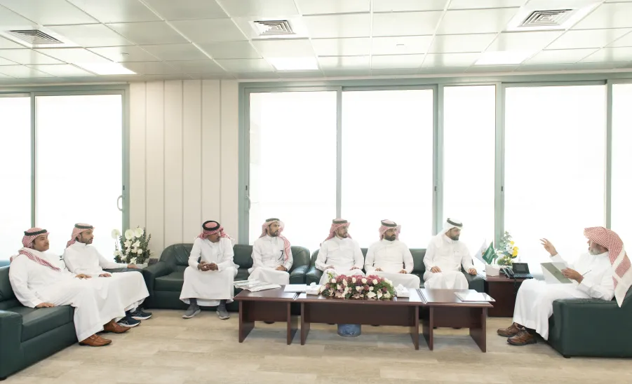 وكيل الجامعة للتنمية والاستثمار يتسلم تقرير بإنجازات الإدارة العامة للمشروعات والتشغيل والصيانة - صورة