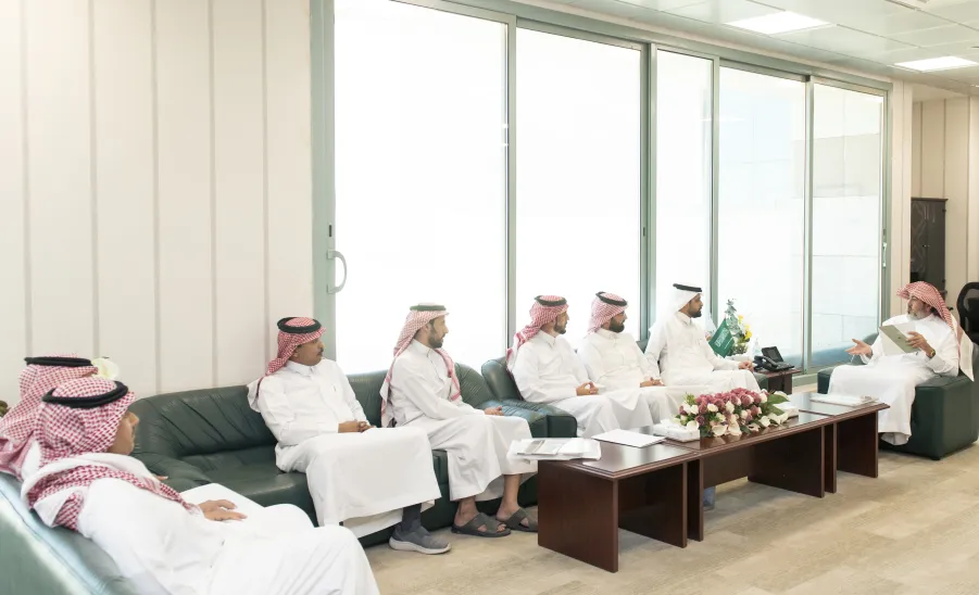 وكيل الجامعة للتنمية والاستثمار يتسلم تقرير بإنجازات الإدارة العامة للمشروعات والتشغيل والصيانة - زيارة