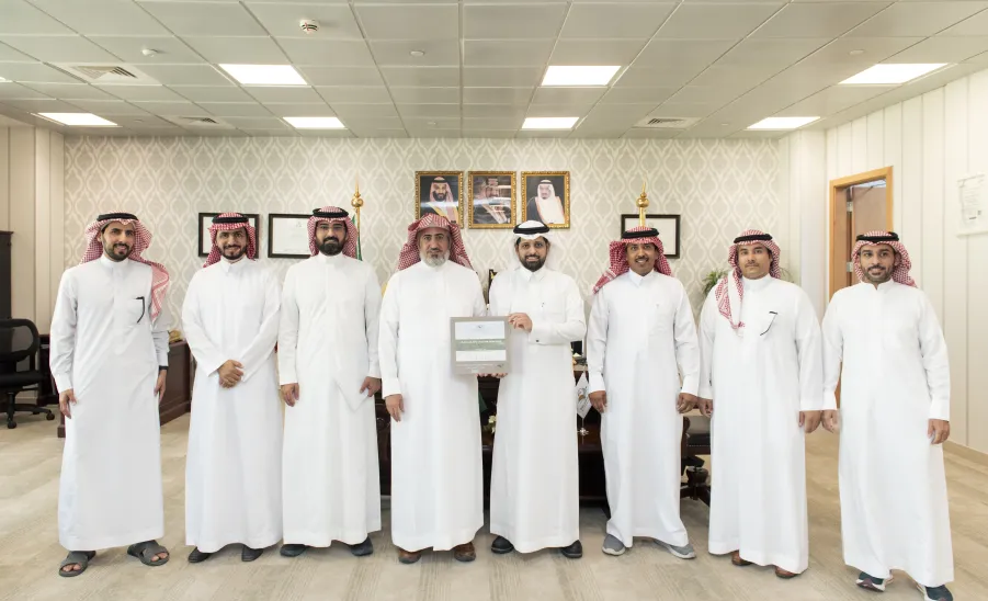 وكيل الجامعة للتنمية والاستثمار يتسلم تقرير بإنجازات الإدارة العامة للمشروعات والتشغيل والصيانة - زيارة