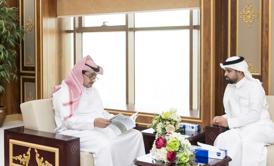 رئيس الجامعة يستلم إنجازات الإدارة العامة للمشروعات والتشغيل والصيانة - زيارة