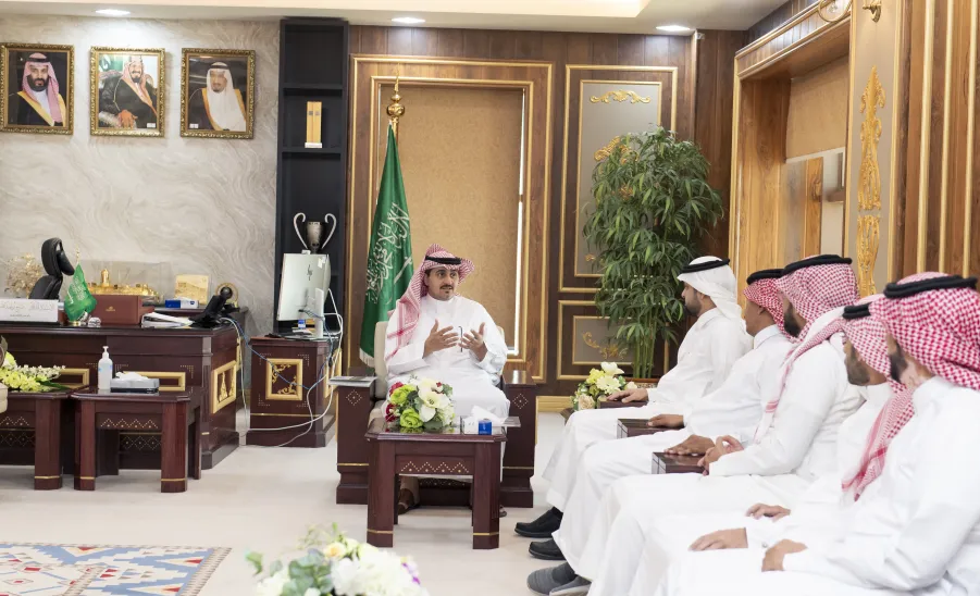 رئيس الجامعة يستلم إنجازات الإدارة العامة للمشروعات والتشغيل والصيانة - زيارة