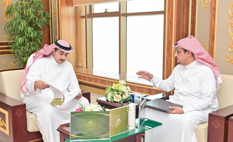رئيس الجامعة يطلع على أحدث الإصدارات التنظيمية للإدارة العامة للتطوير التنظيمي  - جامعة المجمعة