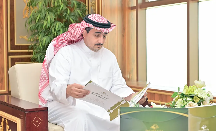 رئيس الجامعة يطلع على أحدث الإصدارات التنظيمية للإدارة العامة للتطوير التنظيمي  - جامعة المجمعة 