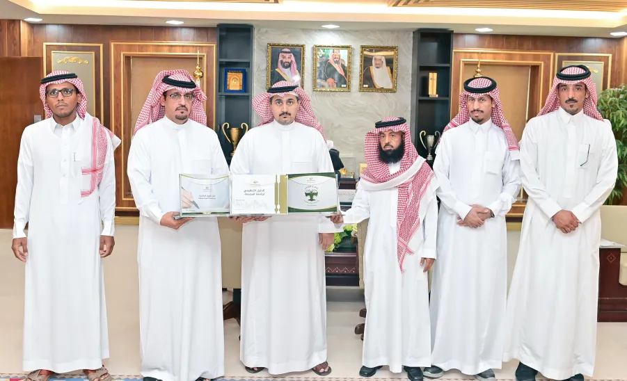 رئيس الجامعة يطلع على أحدث الإصدارات التنظيمية للإدارة العامة للتطوير التنظيمي  - جامعة المجمعة 
