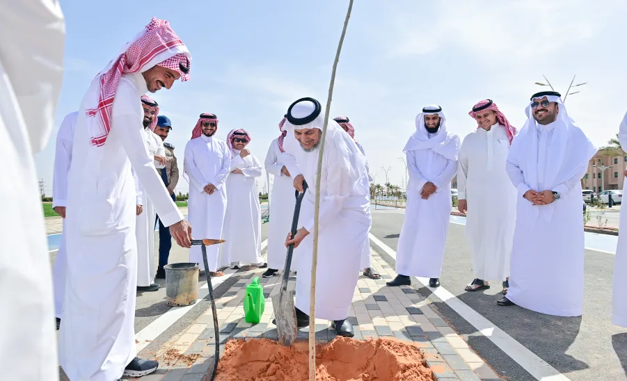 MU RECTOR LAUNCHES 2ND PHASE OF THE UNIVERSITY GREEN INITIATIVE - جامعة المجمعة