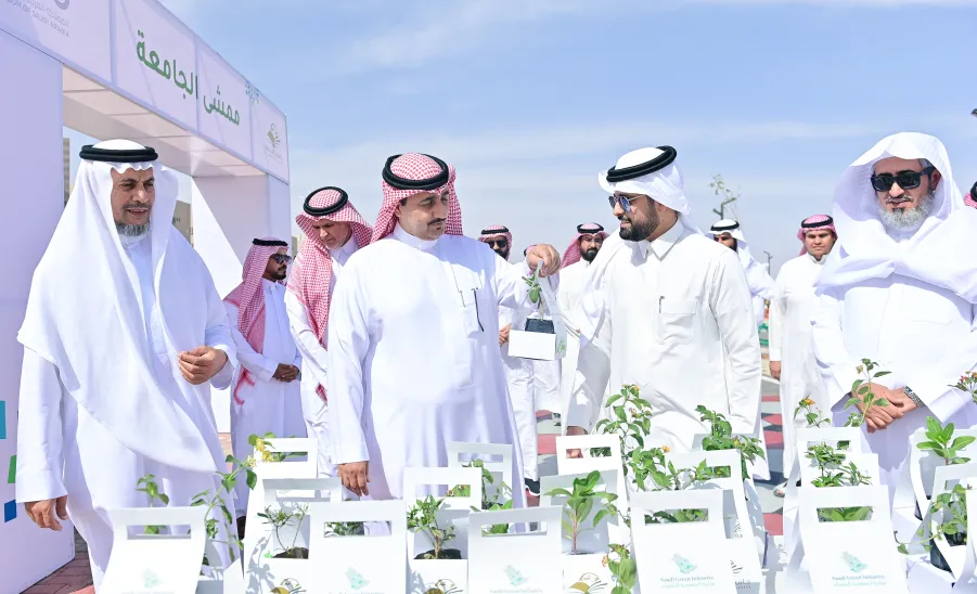 MU RECTOR LAUNCHES 2ND PHASE OF THE UNIVERSITY GREEN INITIATIVE - جامعة المجمعة