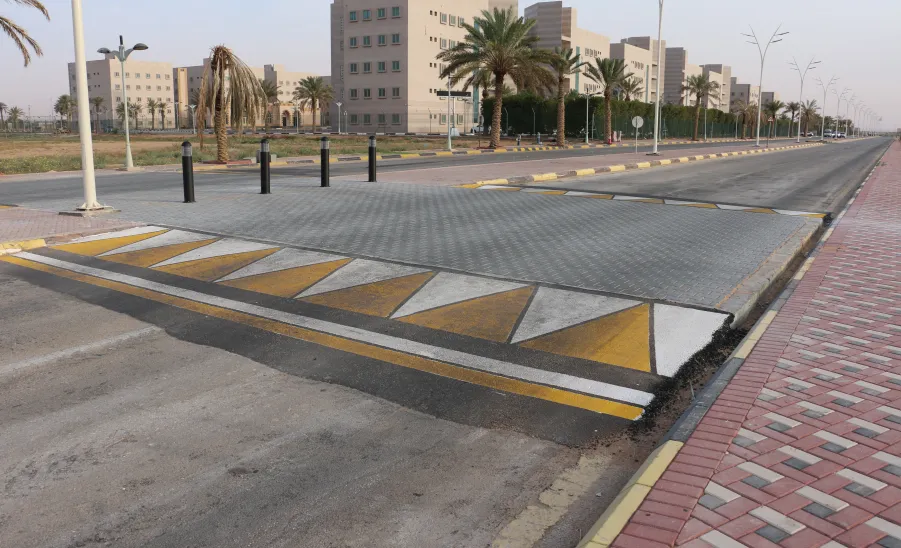 الإدارة تستكمل تطوير أعمال البنية التحتية في الطرق والمواقف  - تأهيل