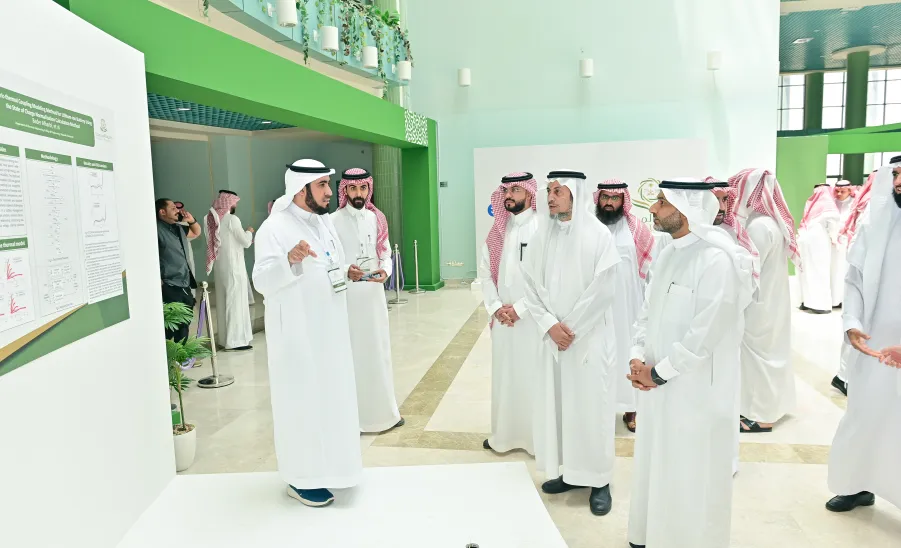 رئيس الجامعة يرعى حفل الملتقى البحثي السنوي - جامعة المجمعة 