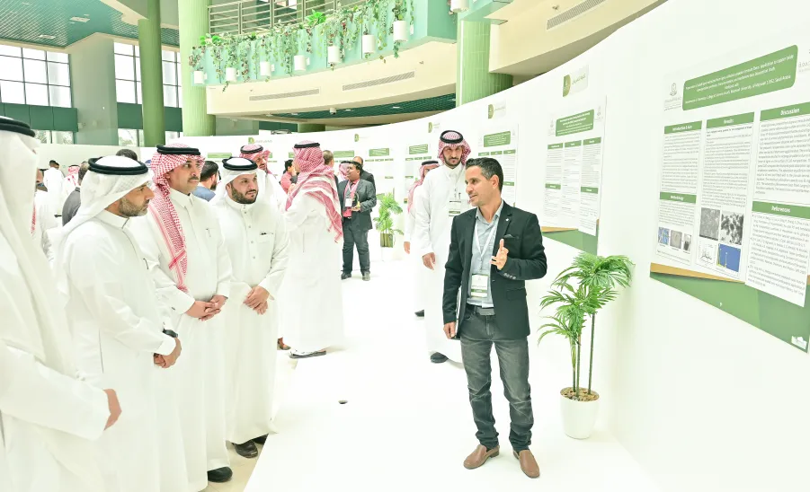 رئيس الجامعة يرعى حفل الملتقى البحثي السنوي - جامعة المجمعة 