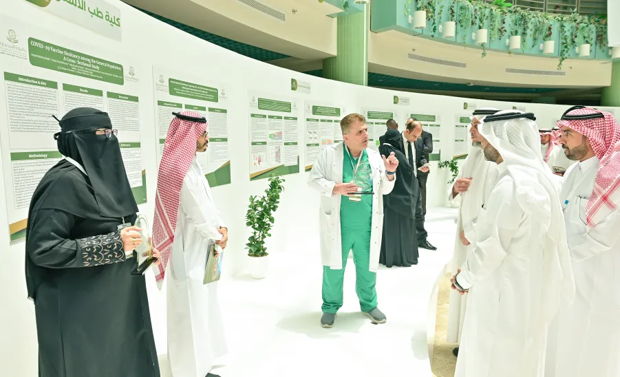 رئيس الجامعة يرعى حفل الملتقى البحثي السنوي - جامعة المجمعة 