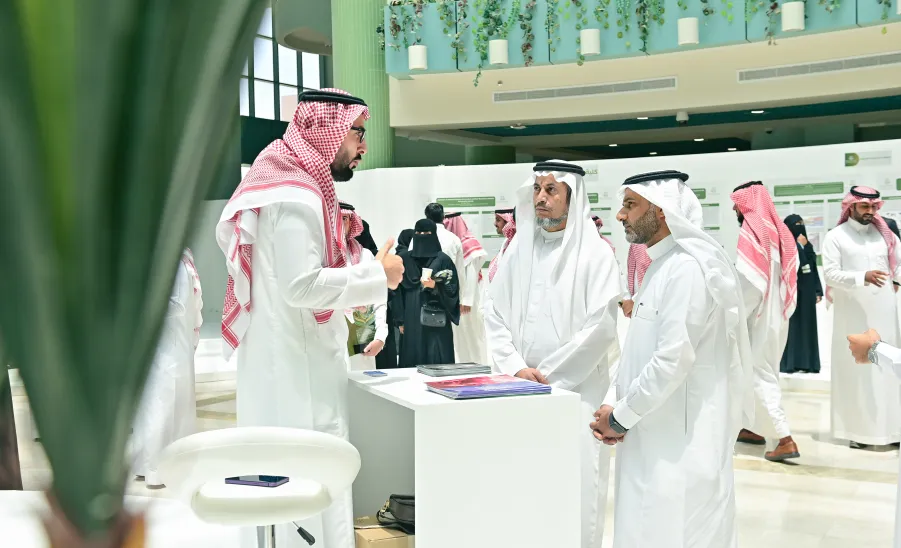 رئيس الجامعة يرعى حفل الملتقى البحثي السنوي - جامعة المجمعة 
