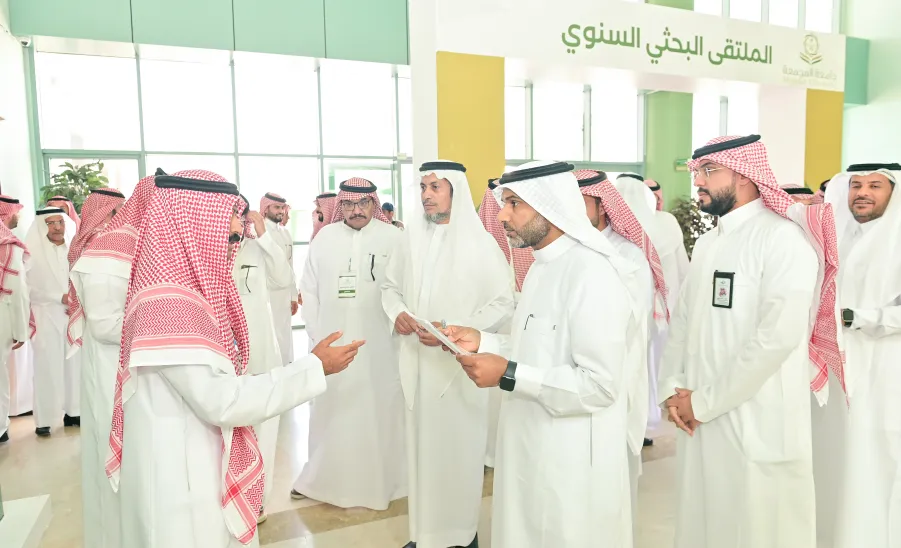 رئيس الجامعة يرعى حفل الملتقى البحثي السنوي - جامعة المجمعة 