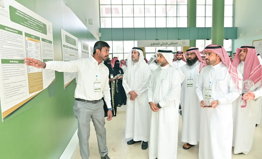 رئيس الجامعة يرعى حفل الملتقى البحثي السنوي - جامعة المجمعة 