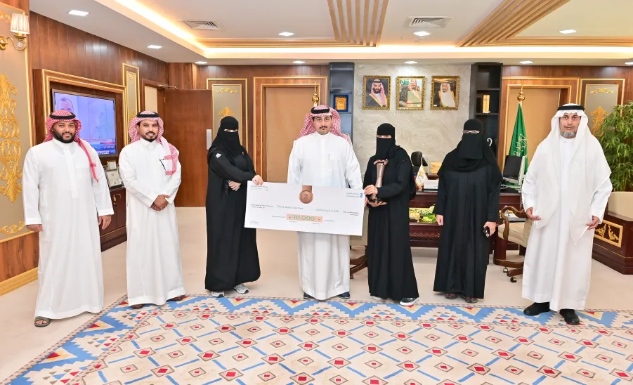 MU WELCOMES IN HIS OFFICE THE UNIVERSITY'S TEAM FOR E-GAMES - جامعة المجمعة