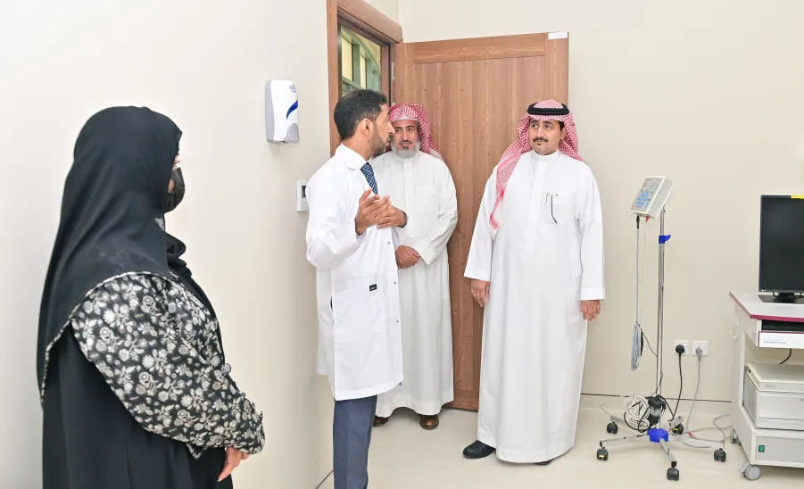 MU RECTOR LAUNCHES THE MEDICAL CENTER  - جامعة المجمعة 