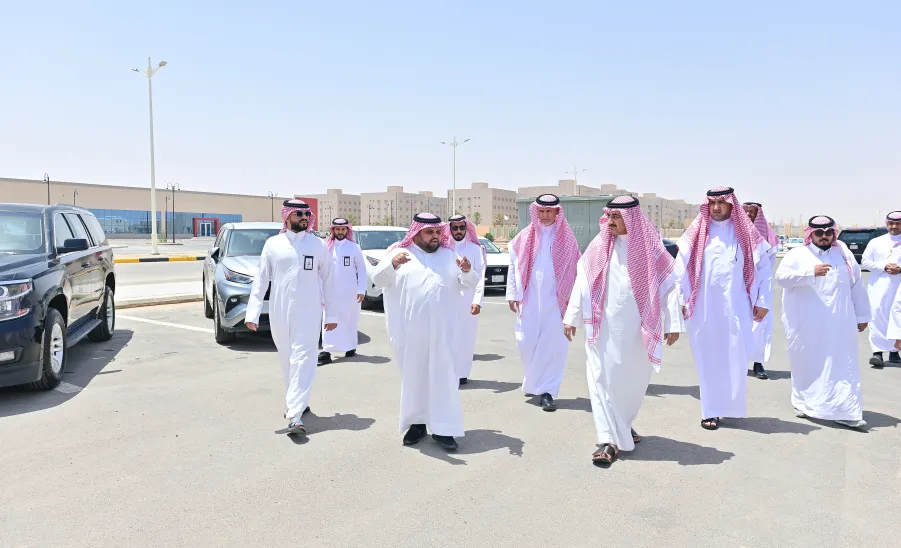 MU RECTOR ON A TOUR OF INSPECTION TO THE GENERAL ADMINISTRATION OF SERVICES - جامعة المجمعة