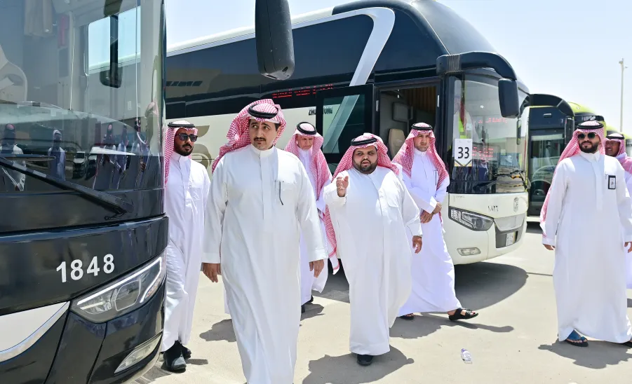MU RECTOR ON A TOUR OF INSPECTION TO THE GENERAL ADMINISTRATION OF SERVICES - جامعة المجمعة 