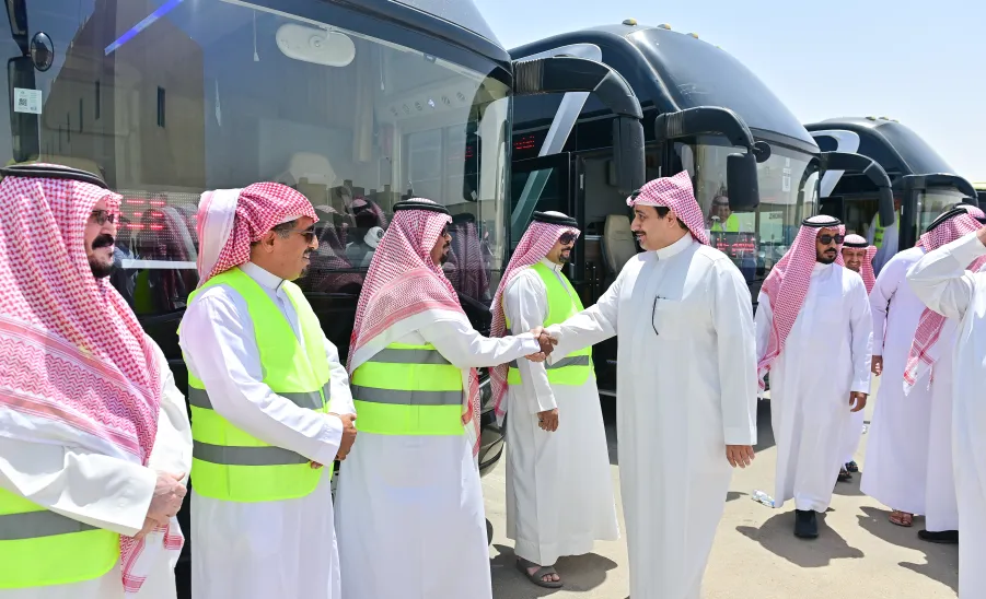 MU RECTOR ON A TOUR OF INSPECTION TO THE GENERAL ADMINISTRATION OF SERVICES - جامعة المجمعة 