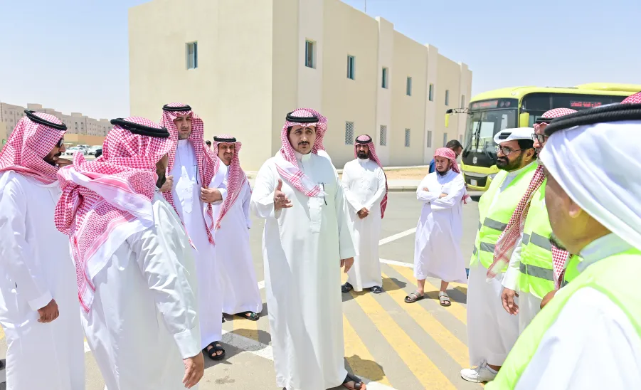 MU RECTOR ON A TOUR OF INSPECTION TO THE GENERAL ADMINISTRATION OF SERVICES - جامعة المجمعة 