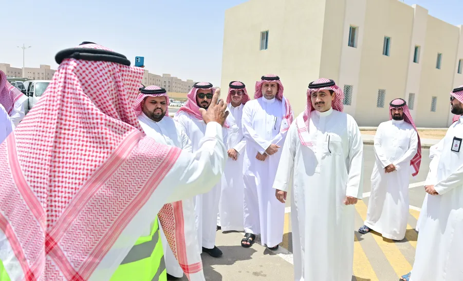 MU RECTOR ON A TOUR OF INSPECTION TO THE GENERAL ADMINISTRATION OF SERVICES - جامعة المجمعة 