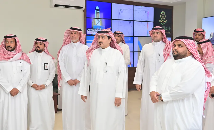 MU RECTOR ON A TOUR OF INSPECTION TO THE GENERAL ADMINISTRATION OF SERVICES - جامعة المجمعة