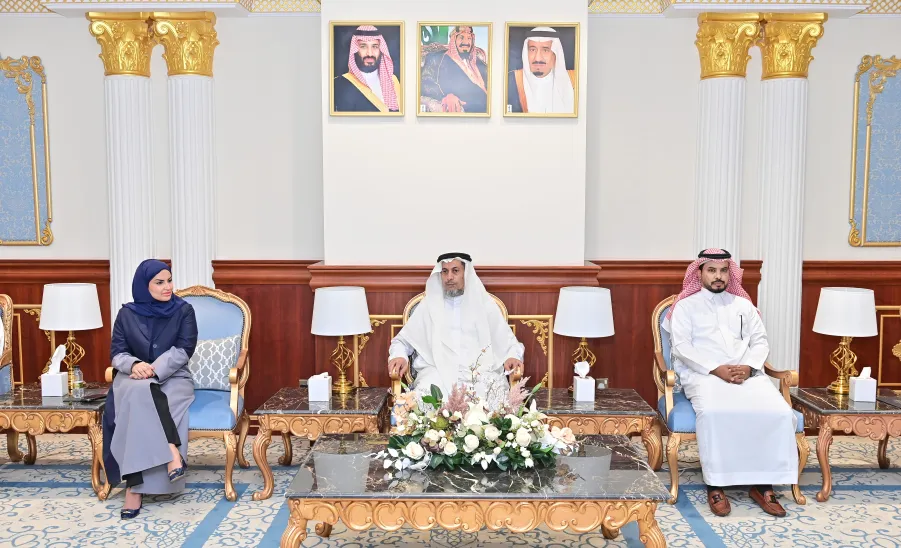 وكيل الجامعة للشؤون التعليمية يكرم منسوبي عمادة شؤون الطلاب ويتسلم تقرير الملتقى الطلابي السادس للموهبة والإبداع - جامعة المجمعة