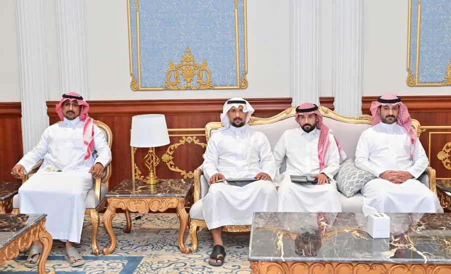 وكيل الجامعة للشؤون التعليمية يكرم منسوبي عمادة شؤون الطلاب ويتسلم تقرير الملتقى الطلابي السادس للموهبة والإبداع - جامعة المجمعة