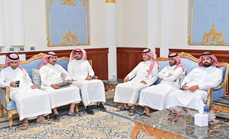 وكيل الجامعة للشؤون التعليمية يكرم منسوبي عمادة شؤون الطلاب ويتسلم تقرير الملتقى الطلابي السادس للموهبة والإبداع - جامعة المجمعة