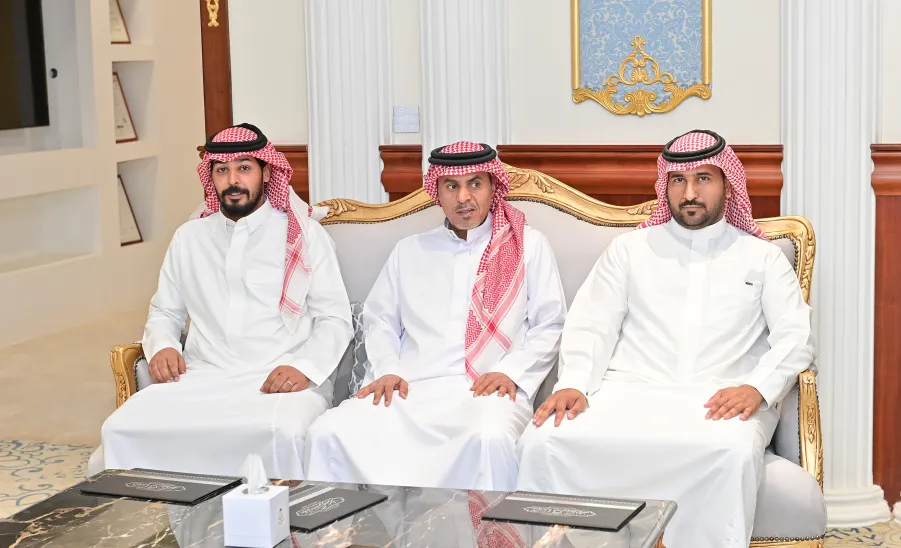 وكيل الجامعة للشؤون التعليمية يكرم منسوبي عمادة شؤون الطلاب ويتسلم تقرير الملتقى الطلابي السادس للموهبة والإبداع - جامعة المجمعة