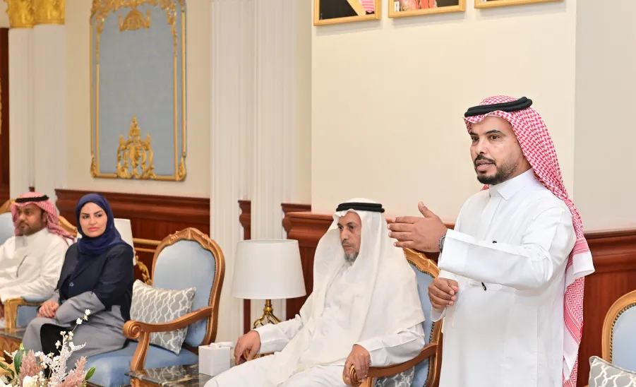 وكيل الجامعة للشؤون التعليمية يكرم منسوبي عمادة شؤون الطلاب ويتسلم تقرير الملتقى الطلابي السادس للموهبة والإبداع - جامعة المجمعة