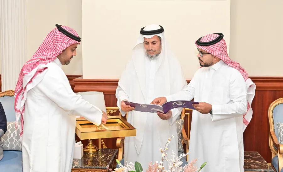 وكيل الجامعة للشؤون التعليمية يكرم منسوبي عمادة شؤون الطلاب ويتسلم تقرير الملتقى الطلابي السادس للموهبة والإبداع - جامعة المجمعة
