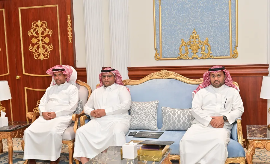 وكيل الجامعة للشؤون التعليمية يكرم منسوبي عمادة شؤون الطلاب ويتسلم تقرير الملتقى الطلابي السادس للموهبة والإبداع - جامعة المجمعة