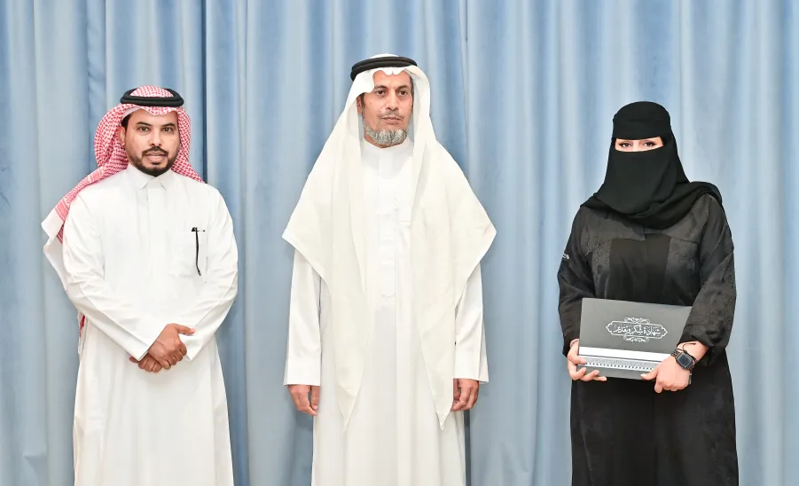 وكيل الجامعة للشؤون التعليمية يكرم منسوبي عمادة شؤون الطلاب ويتسلم تقرير الملتقى الطلابي السادس للموهبة والإبداع - جامعة المجمعة