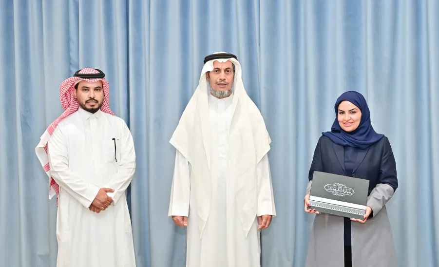 وكيل الجامعة للشؤون التعليمية يكرم منسوبي عمادة شؤون الطلاب ويتسلم تقرير الملتقى الطلابي السادس للموهبة والإبداع - جامعة المجمعة