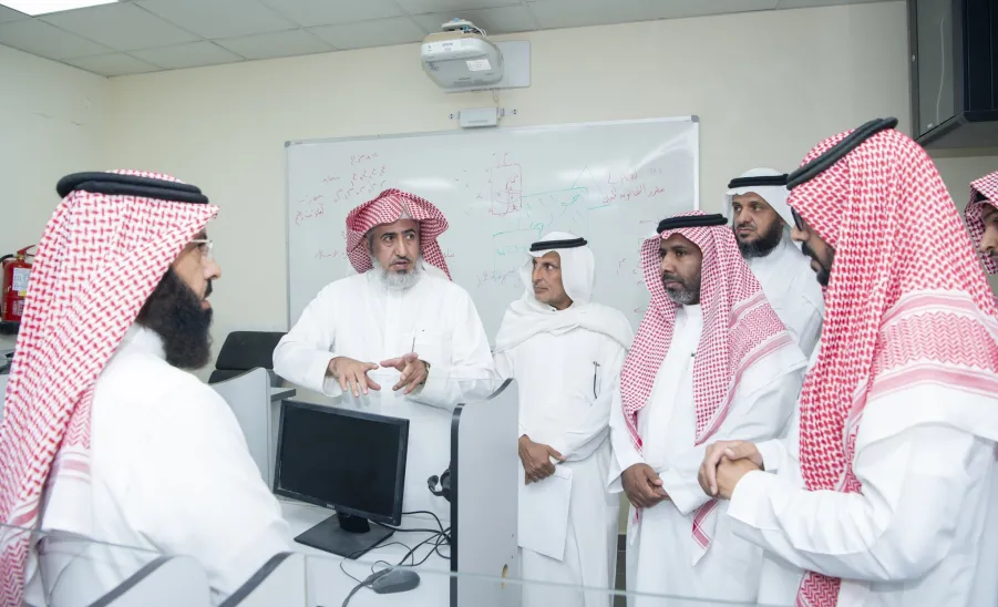 MU's Vice-Rector on a tour of inspection to the College of Sharia and Law -  وكيل جامعة المجمعة للتنمية والاستثمار يتفقد مقر كلية الشريعة والقانون بمحافظة الغاط