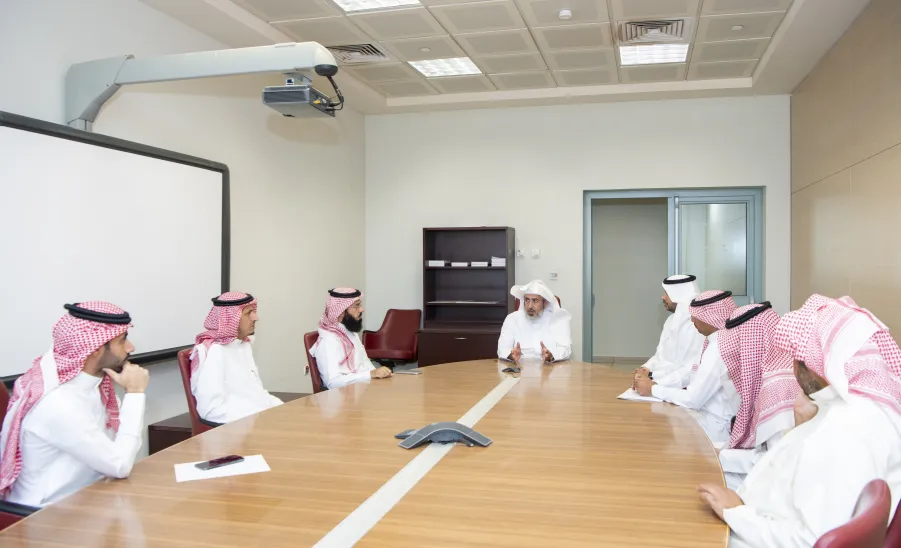 The Vice-Rector on a tour of inspection to two colleges  -  وكيل جامعة المجمعة للتنمية والاستثمار يتفقد مقر كلية إدارة الأعمال وكلية التربية بالمجمعة