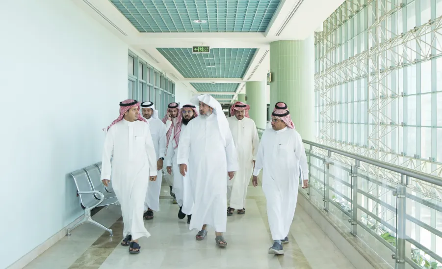 The Vice-Rector on a tour of inspection to two colleges  -  وكيل جامعة المجمعة للتنمية والاستثمار يتفقد مقر كلية إدارة الأعمال وكلية التربية بالمجمعة