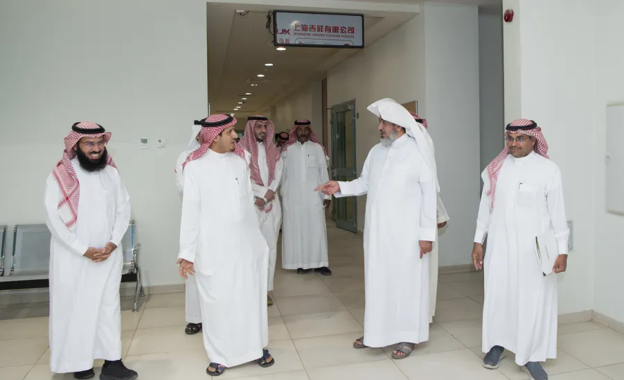 The Vice-Rector on a tour of inspection to two colleges  -  وكيل جامعة المجمعة للتنمية والاستثمار يتفقد مقر كلية إدارة الأعمال وكلية التربية بالمجمعة