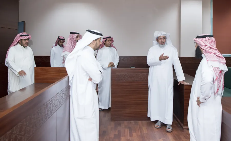 The Vice-Rector on a tour of inspection to two colleges  -  وكيل جامعة المجمعة للتنمية والاستثمار يتفقد مقر كلية إدارة الأعمال وكلية التربية بالمجمعة