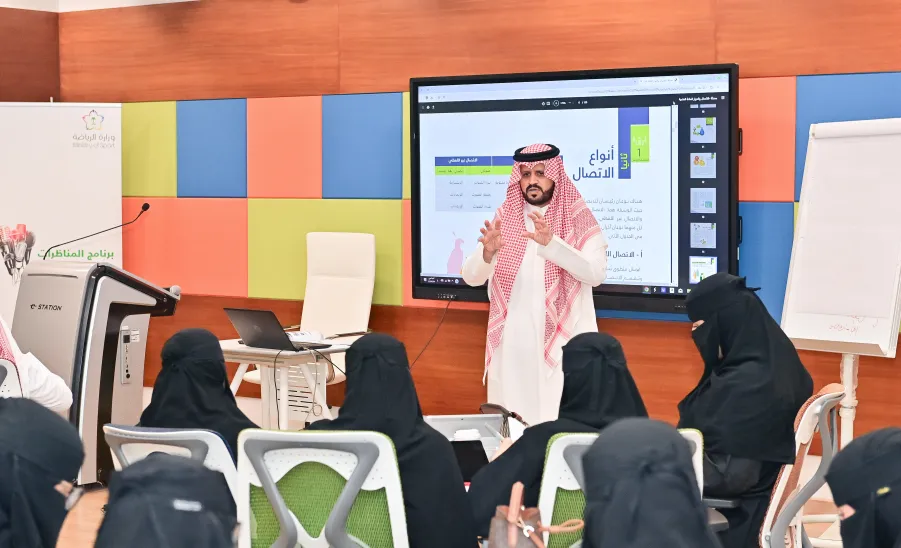أكاديمية التواصل الحضاري للتدريب بمركز الملك عبدالعزيز للتواصل الحضاري تقيم برنامجاً لطلبة الجامعة - شرح برنامج المناظرات للجامعات
